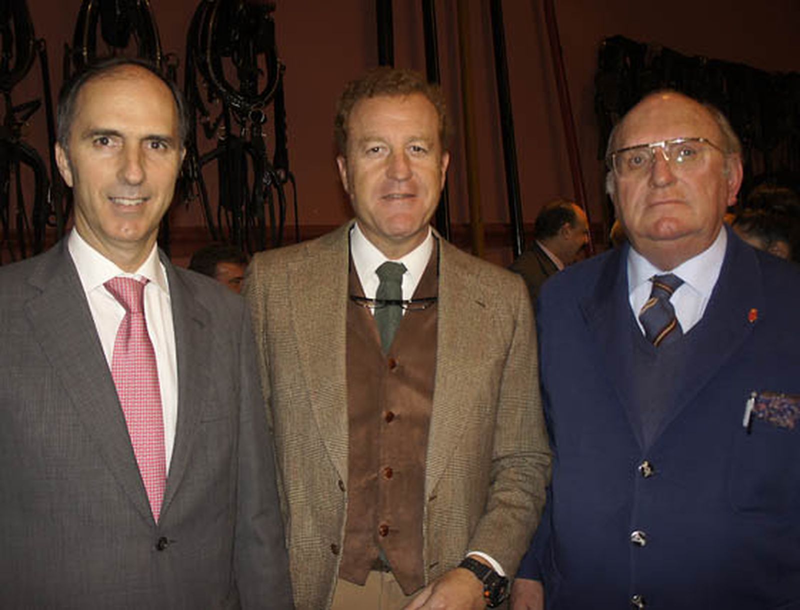 Alfredo Chávarri, director de Andalucía Económica; el presidente de la Asociación de Hoteles de Sevilla, Manuel Otero, y Ramón Moreno de los Ríos, miembro de la Junta Directiva del Real Club de Enganches de Andalucia

Foto: Victoria Ramírez