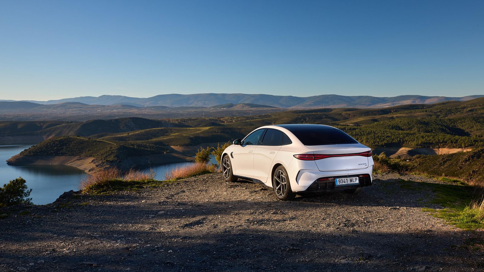 La mejor forma de distinguir entre las versiones con uno o dos motores y, por lo tanto, acabados Design y Excellence, es la inscripción 3,8 s, en referencia a la aceleración de 0 a 100 km/h, de la más potente. La que tiene un motor hace esa prueba en 5,9 s.