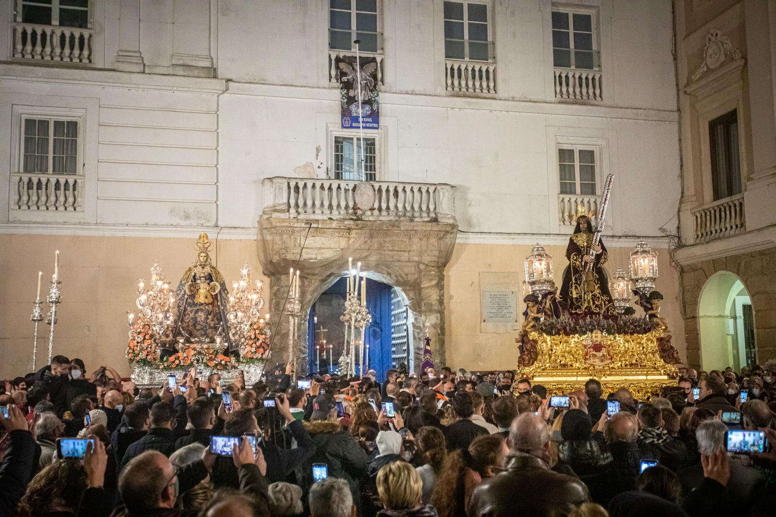 Los pasos del Nazareno y de la Patrona, a ambos lados de la puerta de la iglesia de San Juan de Dios.