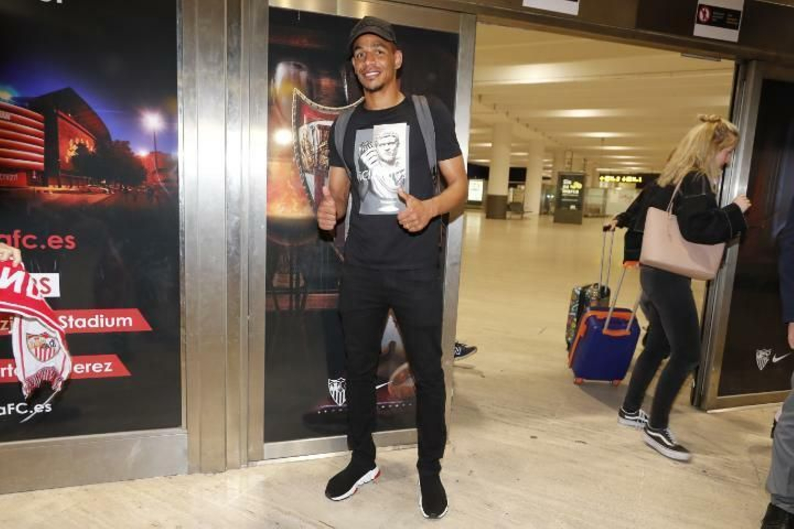 Fernando posa ante los medios en la puerta de salida del aeropuerto de San Pablo.