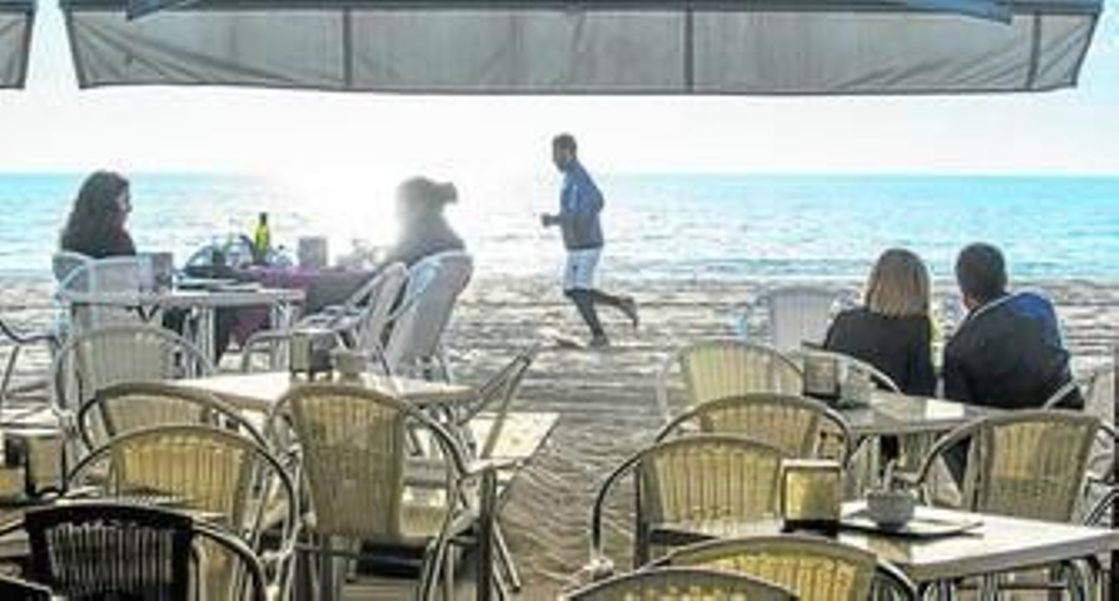 Terraza de uno de los chiringuitos de la playa Victoria.