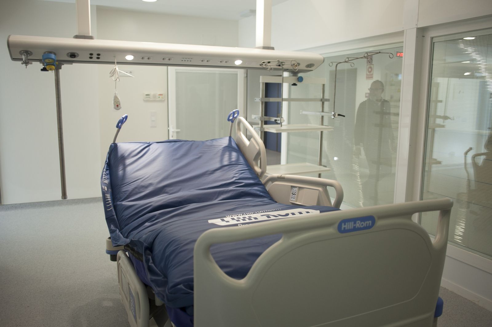 Una de las habitaciones de la UCI del hospital de Ronda