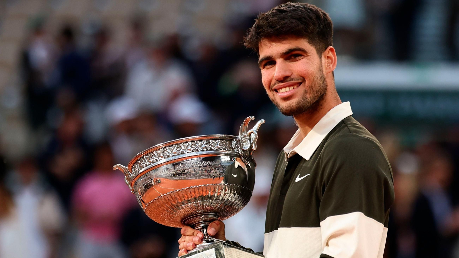 Carlos Alcaraz, con el trofeo de Roland Garros ganado el pasado mes de junio