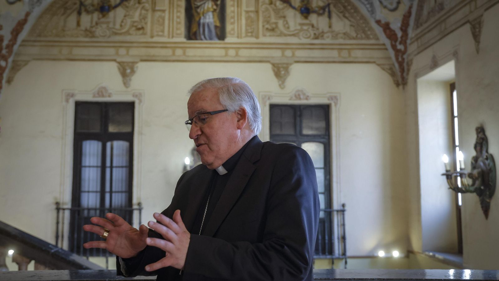 El prelado hispalense en un momento de conversación.