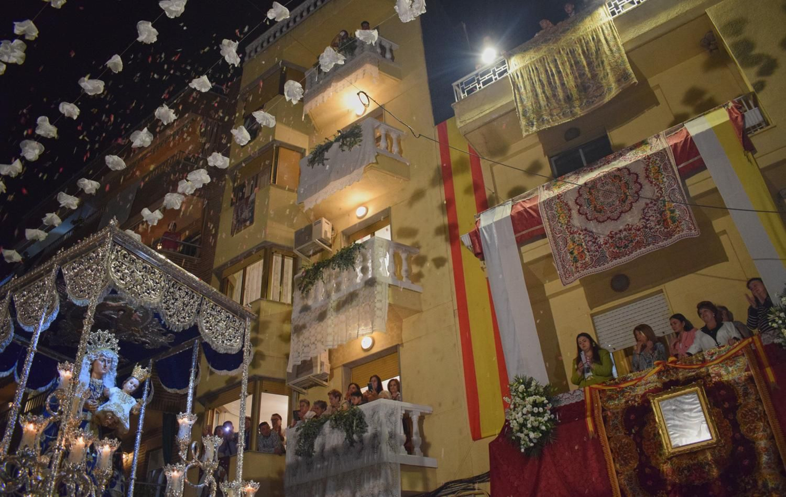 Las calles engalanadas por los vecinos recibieron a la patrona torrecampeña.