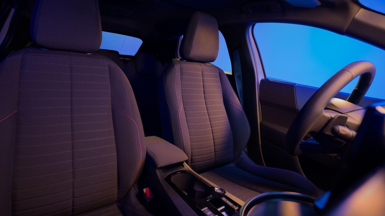 Los asientos de los HF Line tienen un corte menos deportivo -se trata de bacquets, con el reposacabezas integrado en el respaldo- que los que de los HF, tapizados éstos además en color azul.