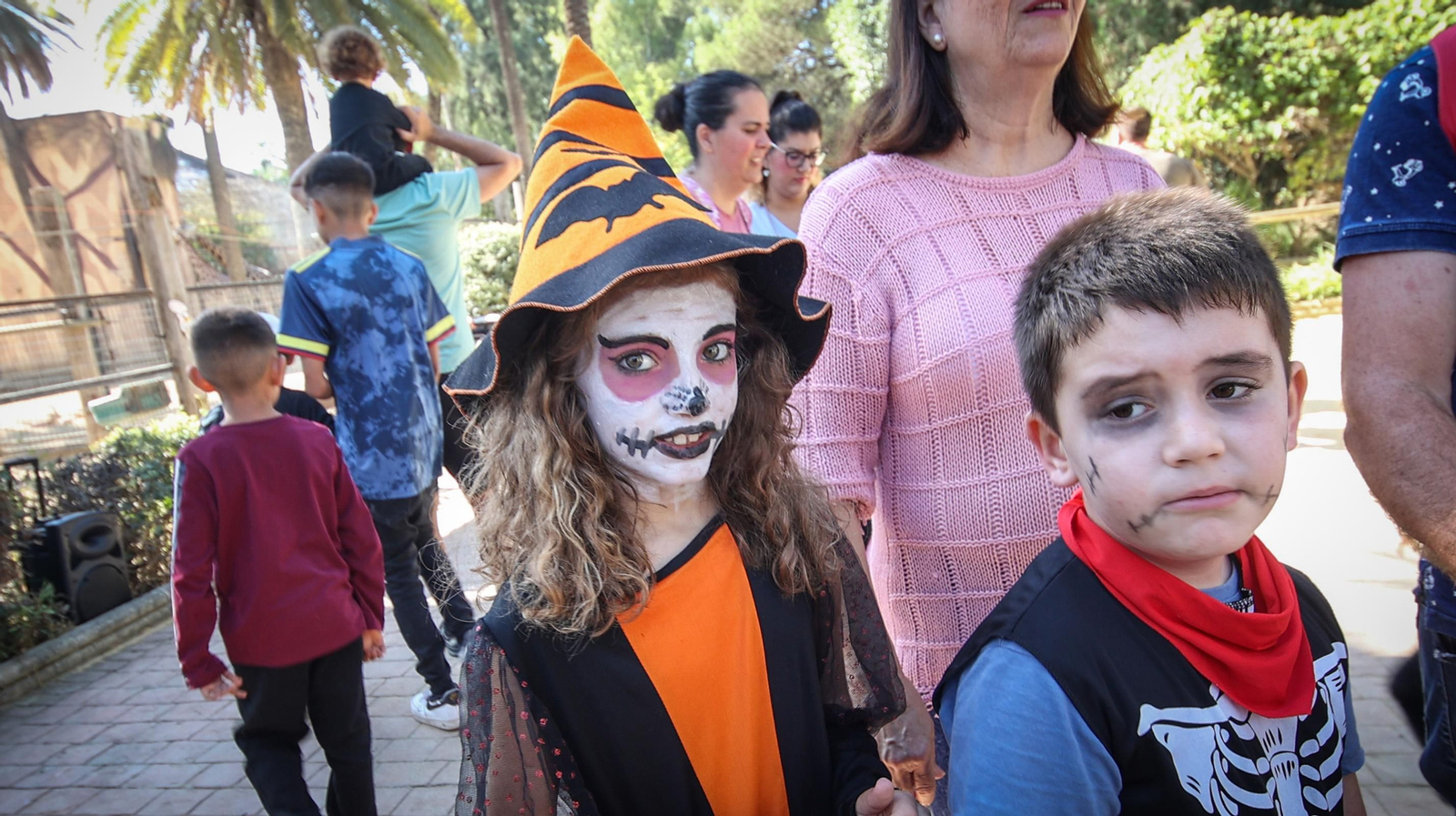 Miles de asistentes a la fiesta de Halloween en el Zoo de Jerez