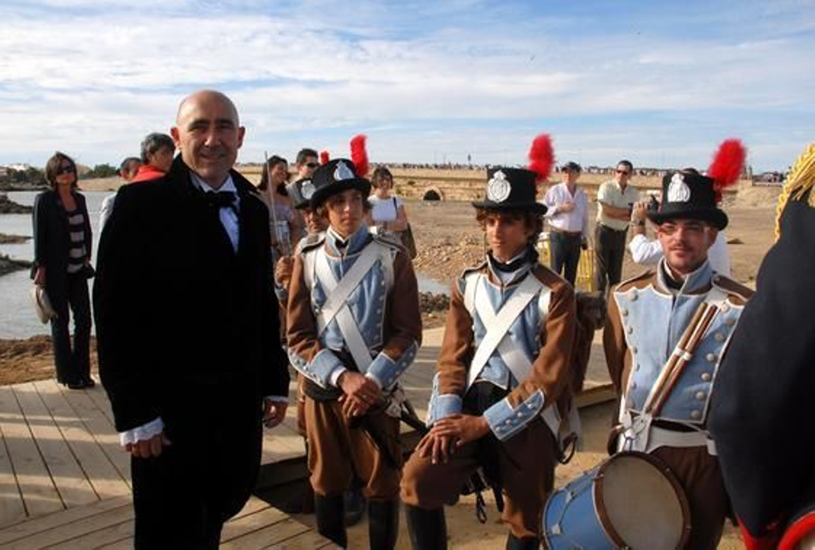 Unas 500 personas participan en la recreación de la batalla del Portazgo, en el entorno del puente Zuazo, con motivo del Bicentenario. 

Foto: Rioja
