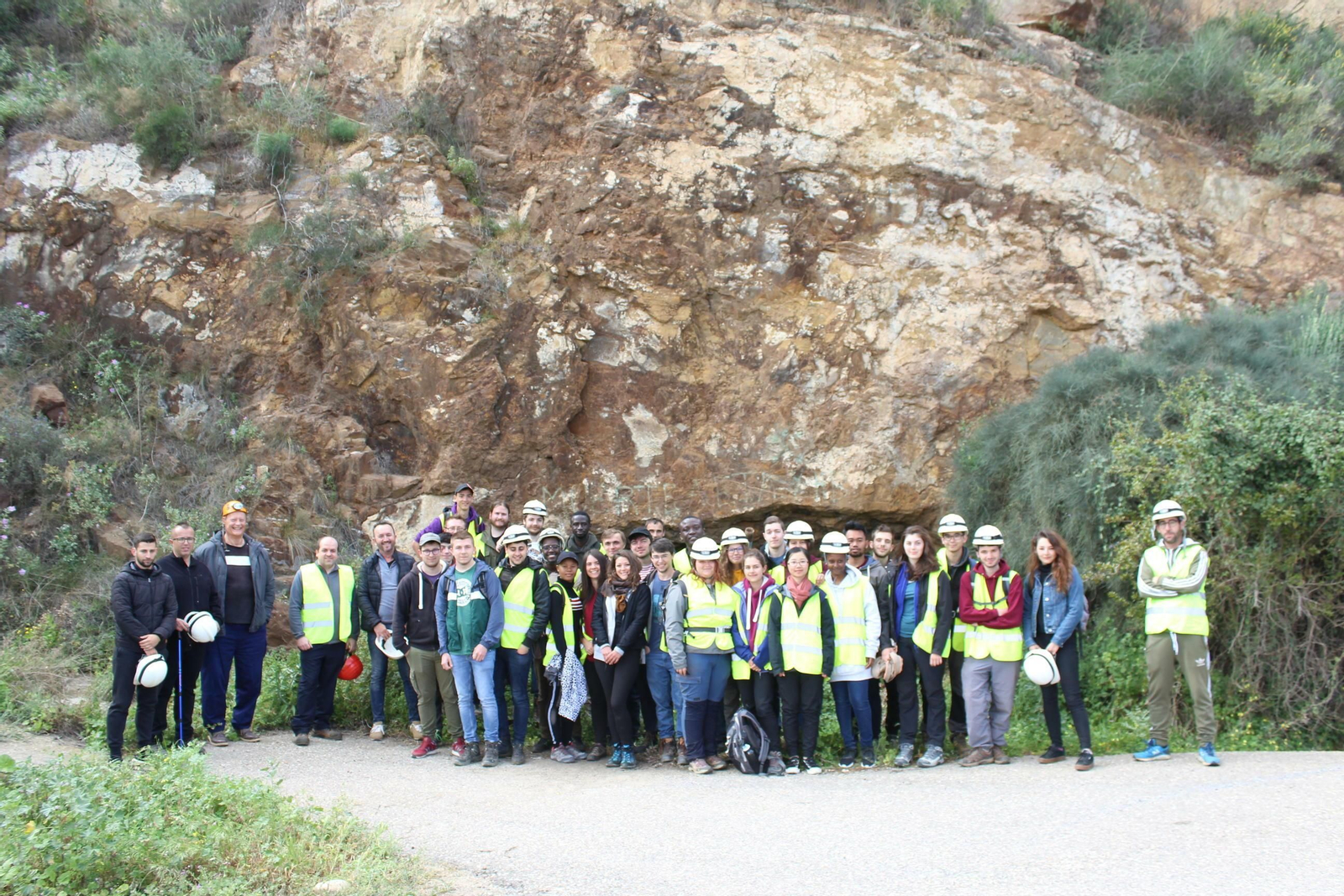 Grupo de estudiantes frandes de geología en la entrada de la mina Mulata.