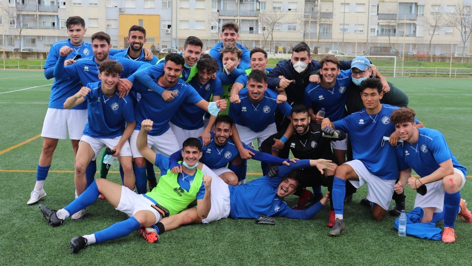 Los jugadores del Francis, felices en La Granja tras proclamarse campeones.