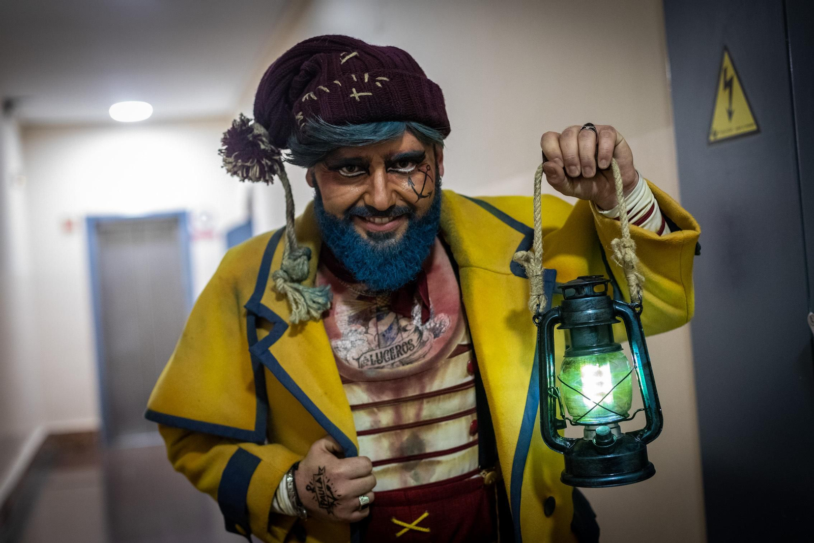 Rafael Aranda 'Taleguilla' posa con su candil en el Teatro Falla.