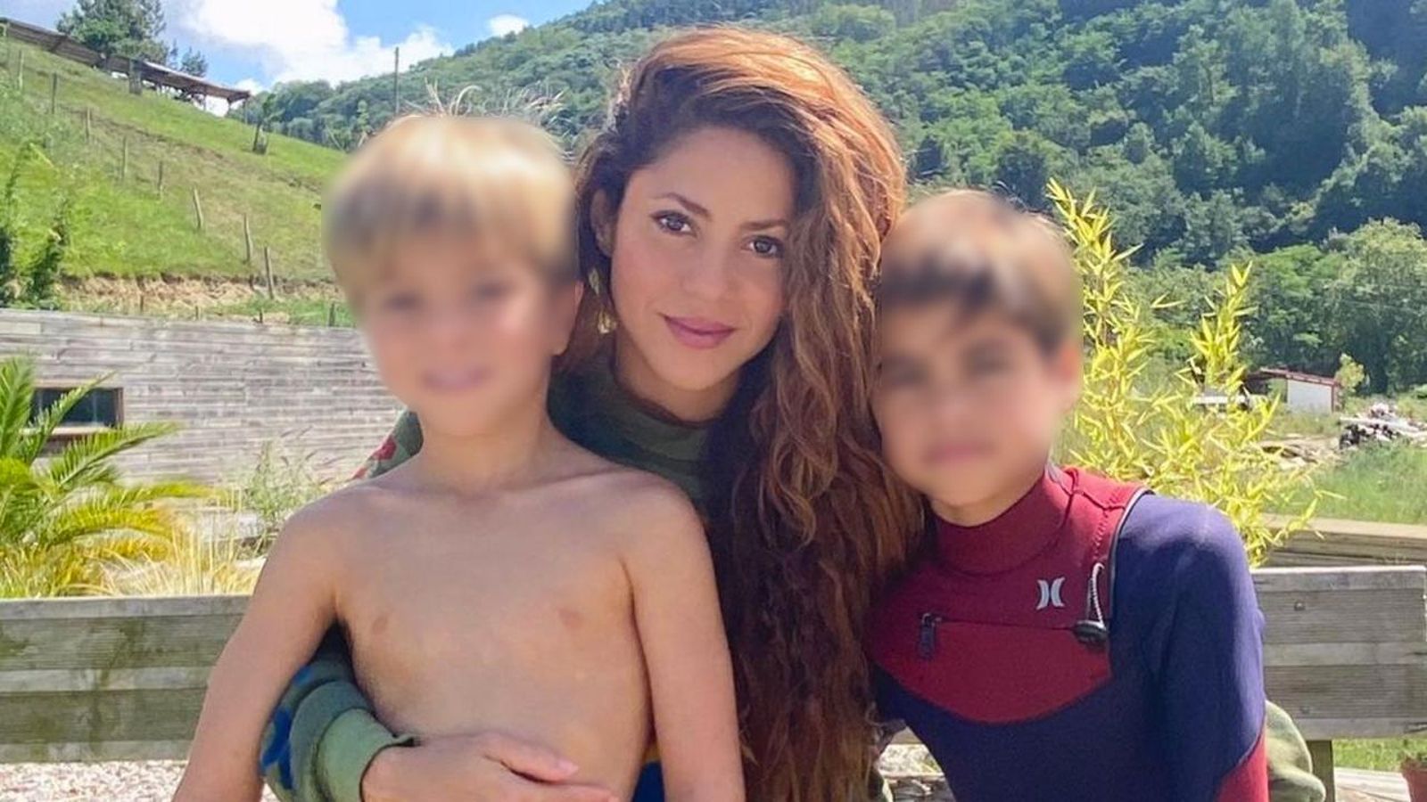 Shakira acompañada de sus dos hijos en un entorno rural