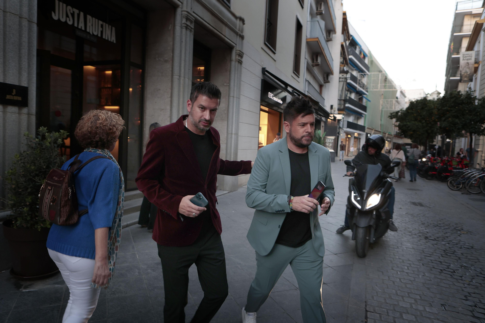 Grammys Latinos en Sevilla, la espera en la puerta de los hoteles
