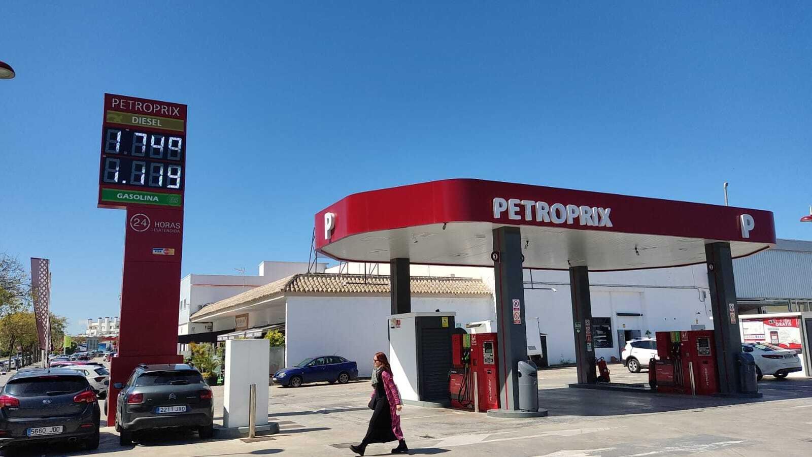 Una gasolinera de Jerez con escaso movimiento de coches repostando este jueves.