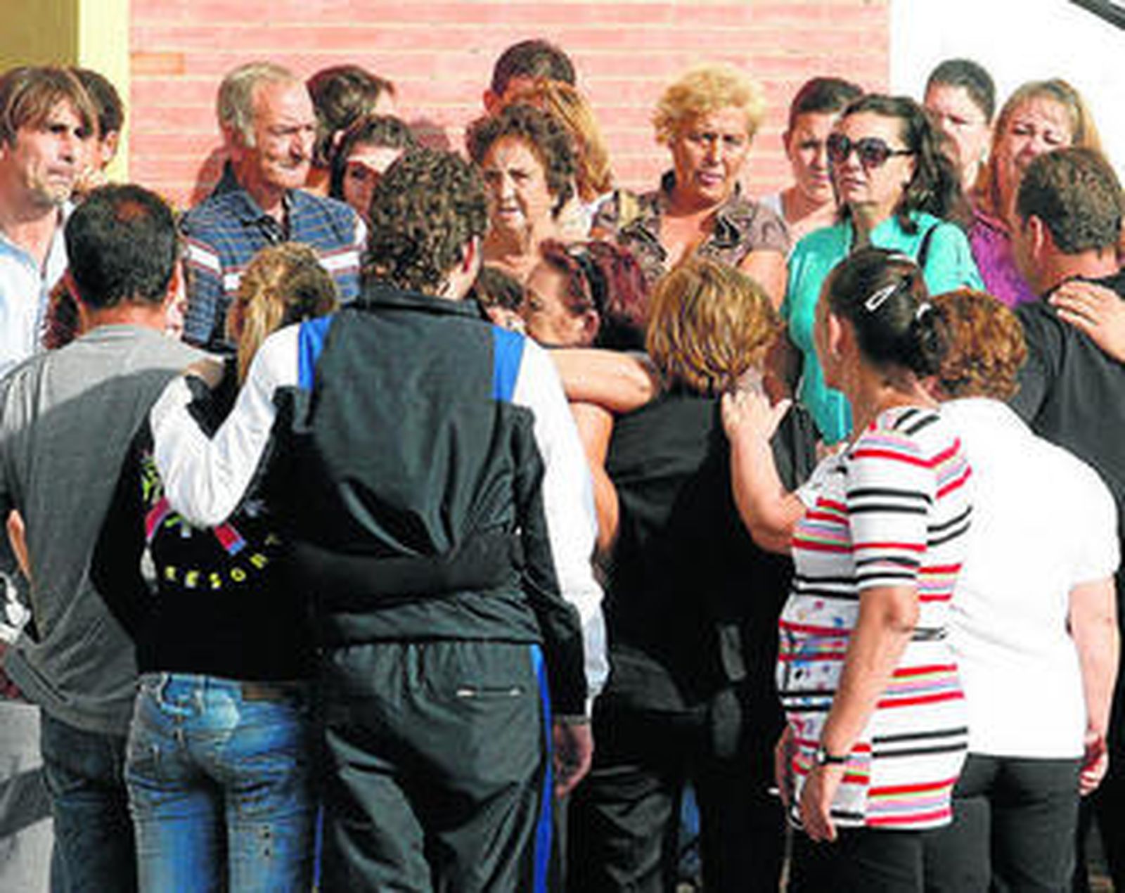 Los familiares de Rocío lloran a la llegada del féretro a la iglesia del Higueron.