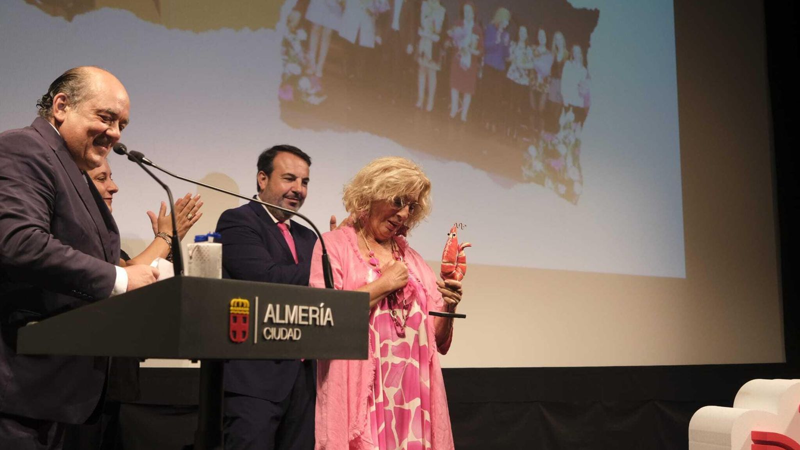 La política María del Mar Agüero, que tanto ha luchado por la pesca almeriense, recibe un reconocimiento como colofón del evento.