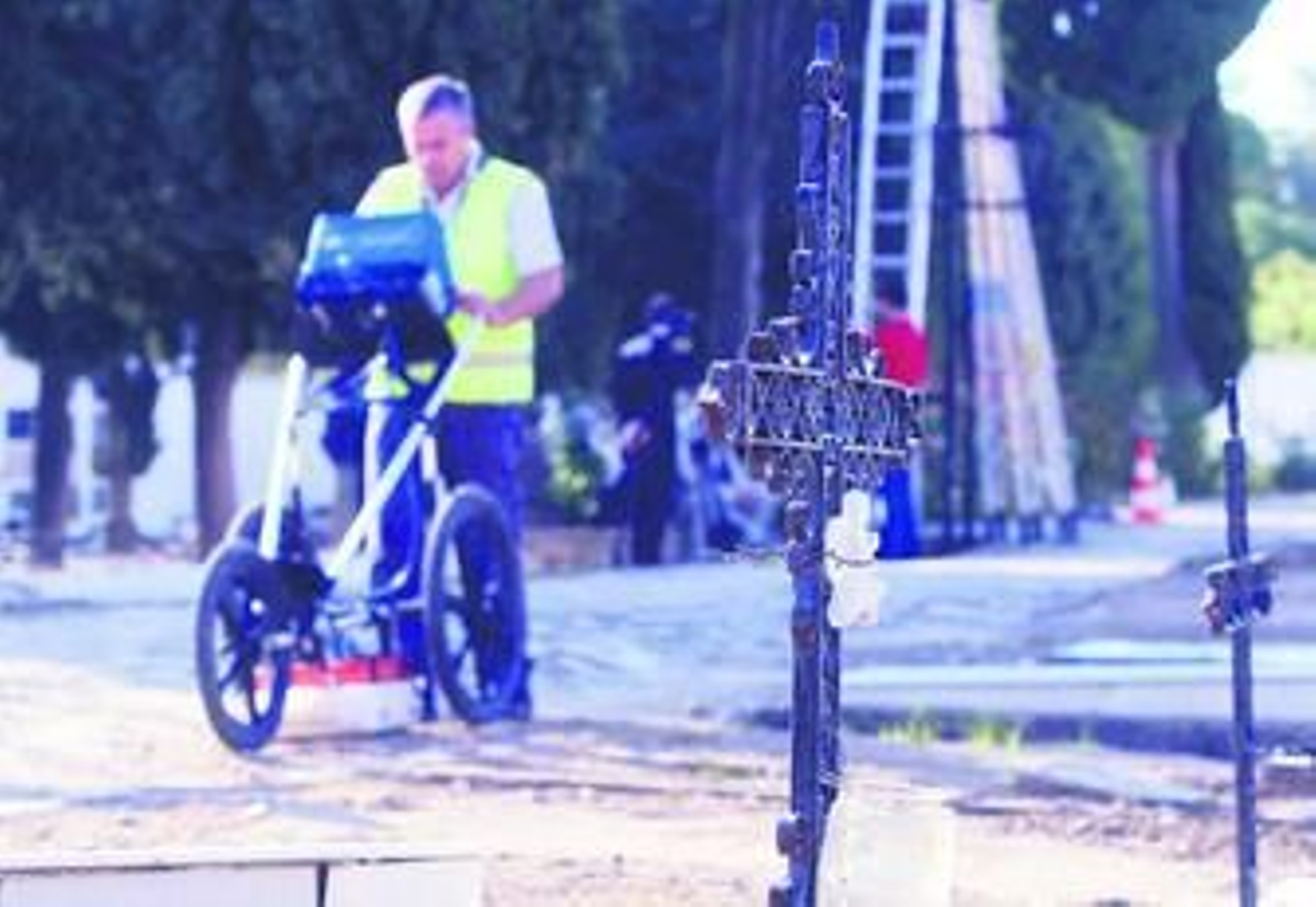 Un operario intenta localizar una fosa común en el cementerio de la Salud.