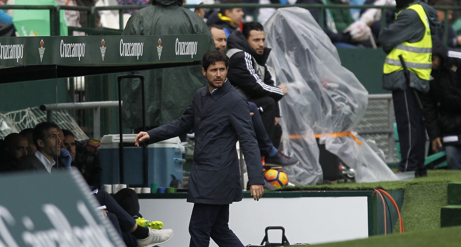 El entrenador del Betis, Víctor Sánchez, se dirige al banquillo después de impartir instrucciones en el área técnica.