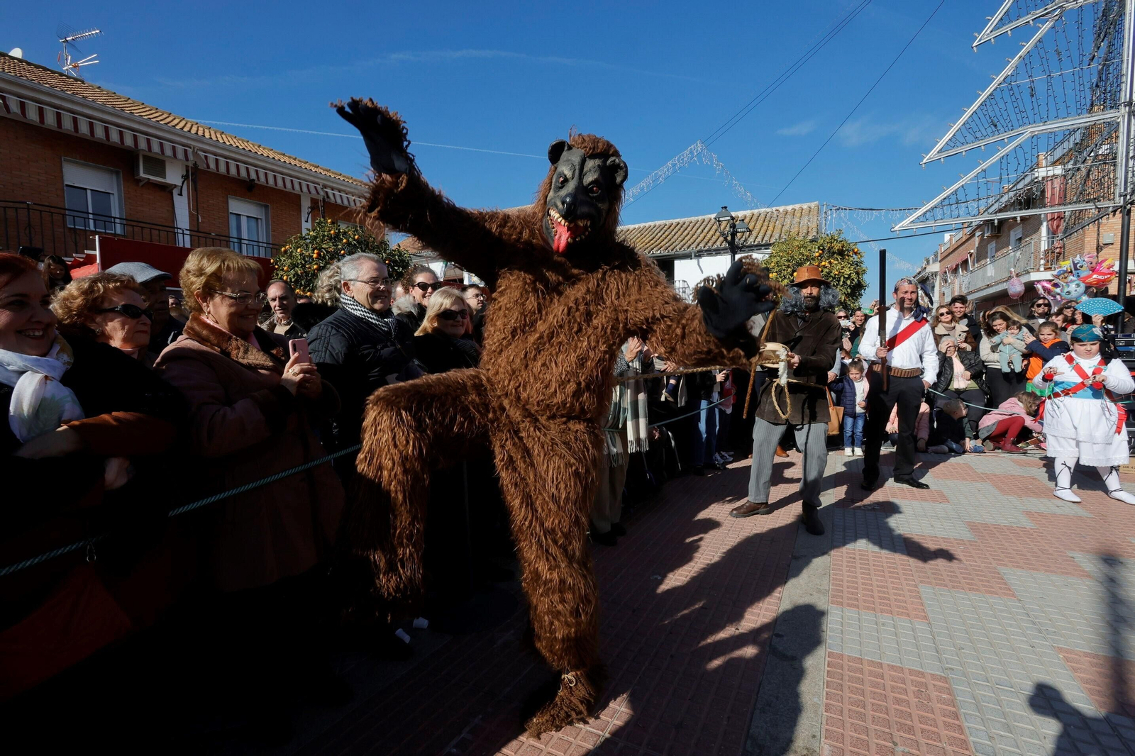 La Danza de los Locos y el Baile del Oso de Fuente Carreteros, en imágenes