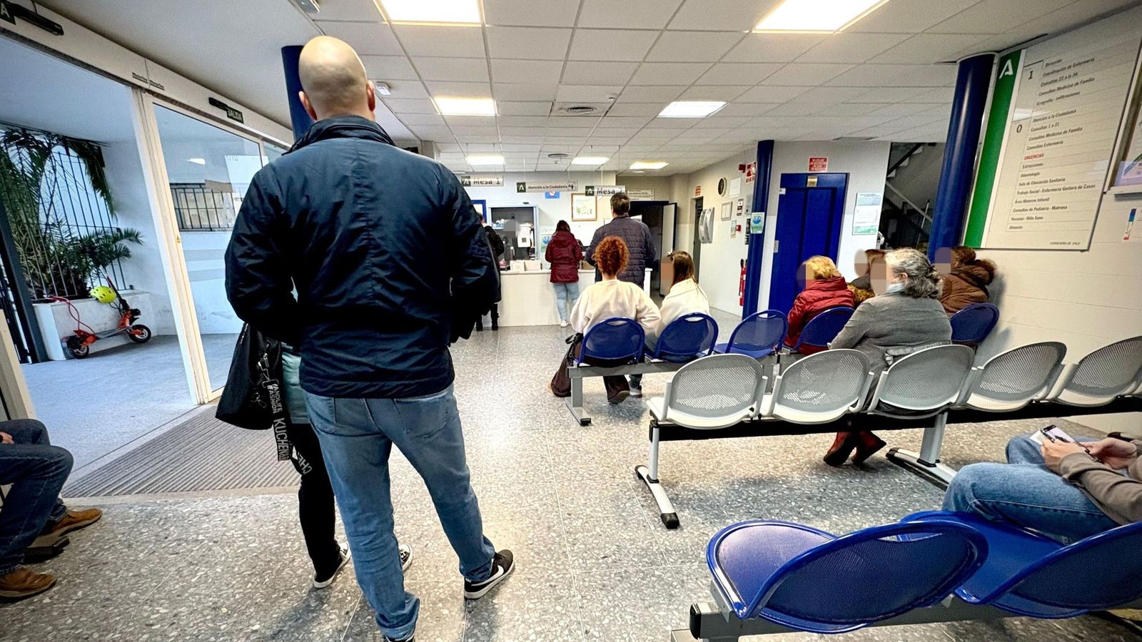 Colas en un centro de salud, durante la primera jornada de paros en Jerez.