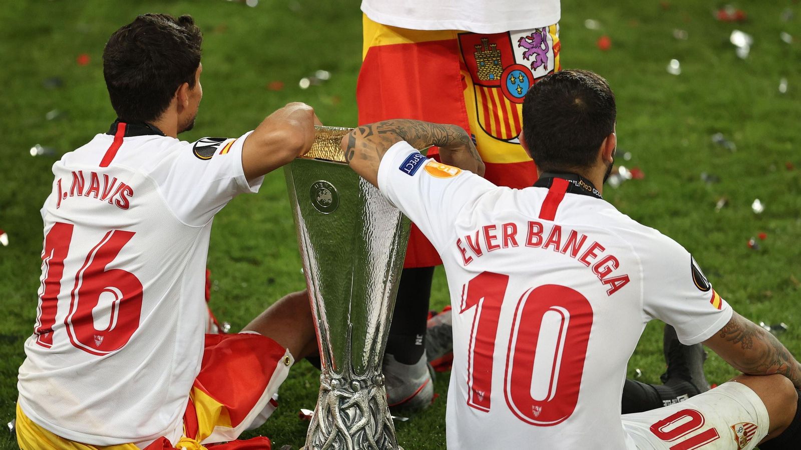 Jesús Navas y Banega en la incónica imagen de la Europa League 2020.