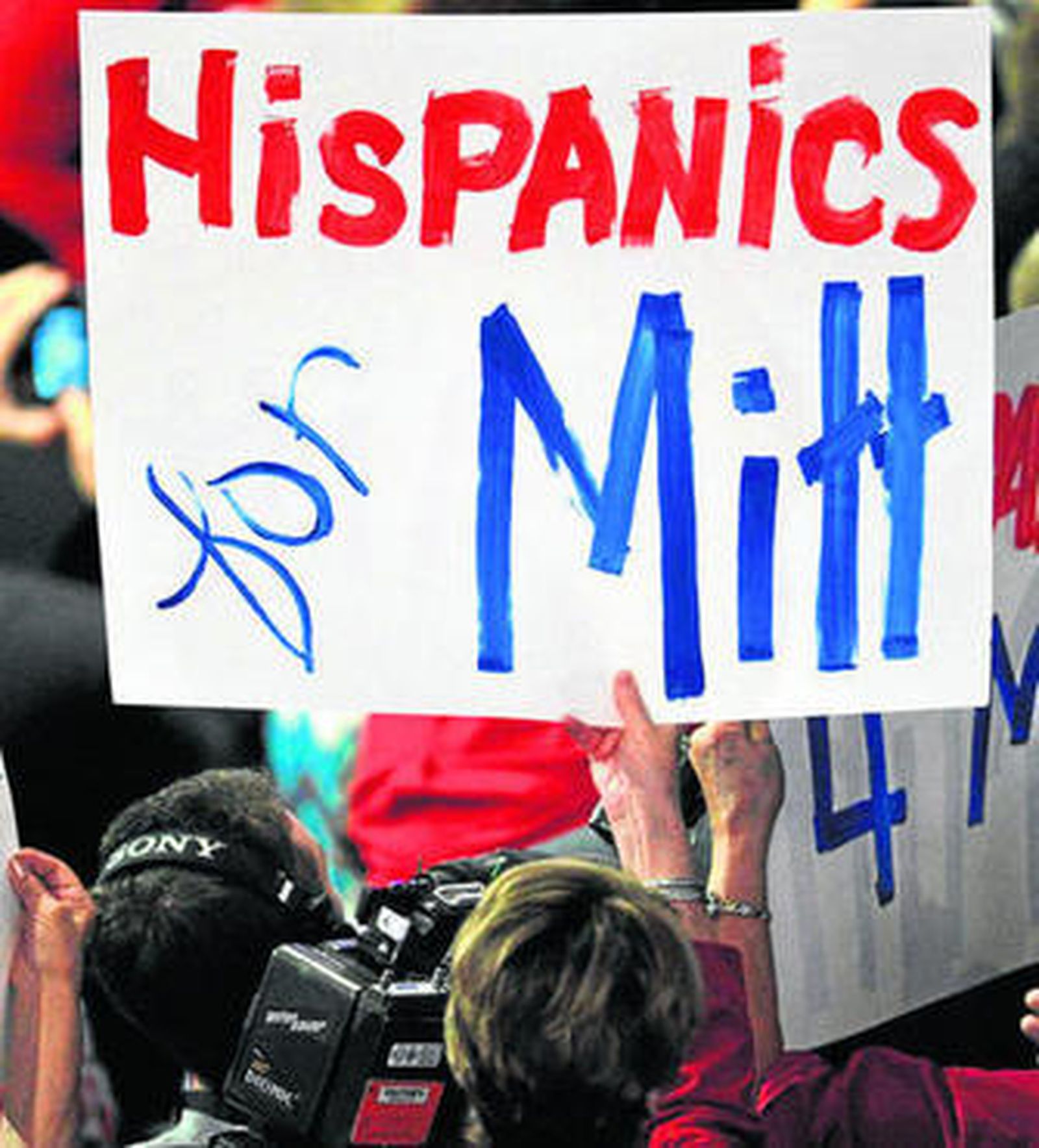 Los delegados hispanos sostienen pancartas de apoyo a Romney durante la convención de Tampa.
