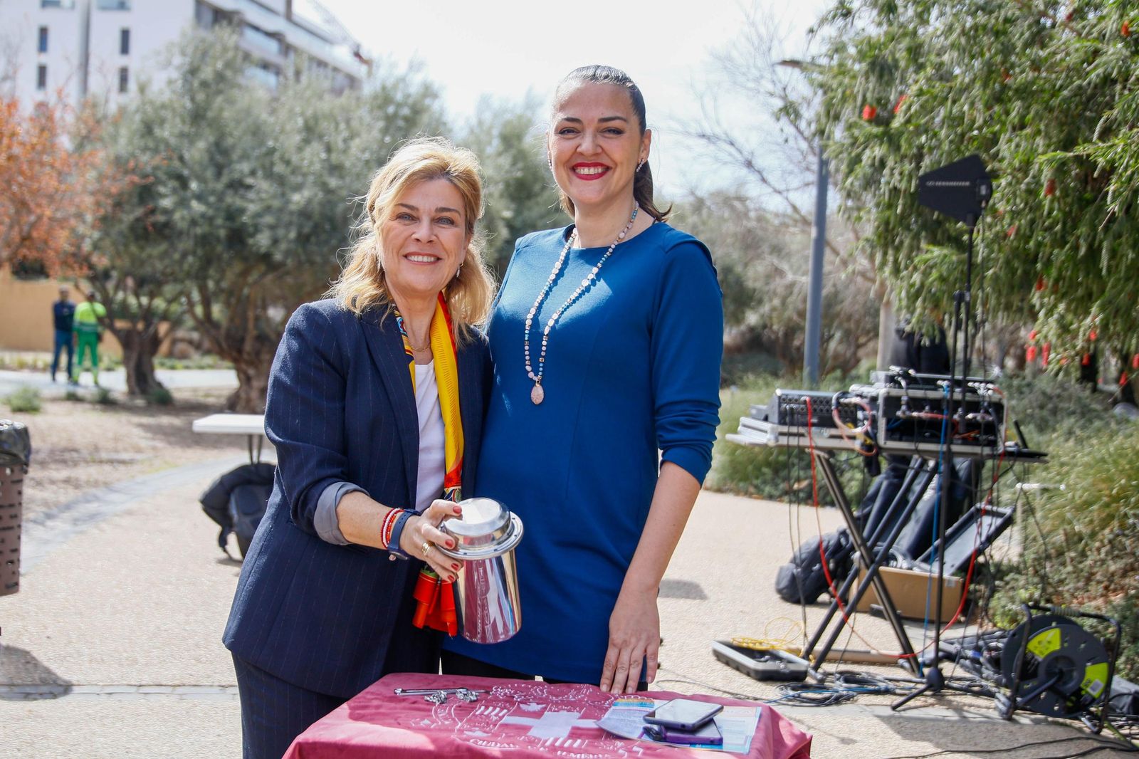 Las imágenes de la plantación de un olivo y el entierro de una cápsula del tiempo