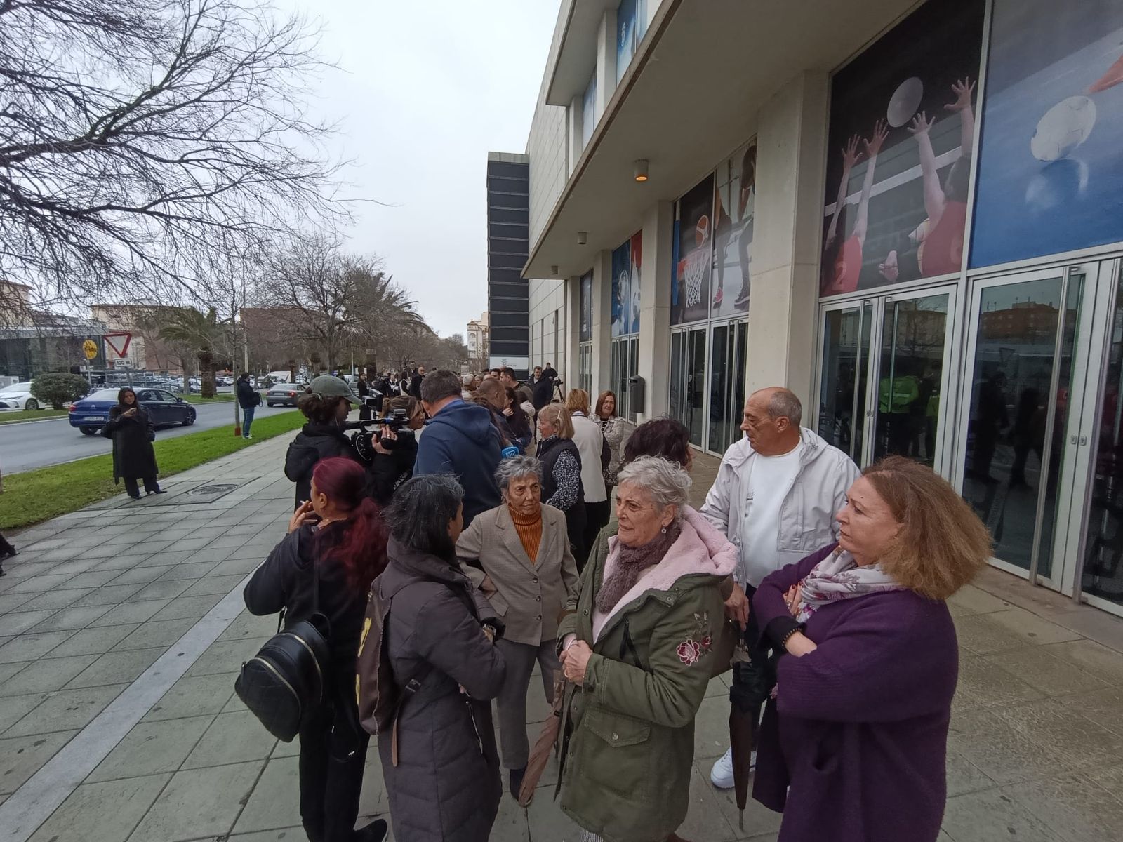 Cierran las puertas del Carolina Marín: fotos del ambiente previo a la Misa funeral en Huelva