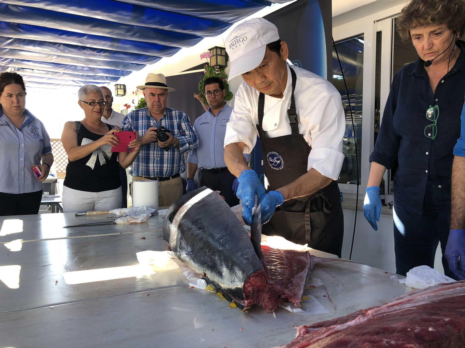 Ronqueo de un atún en directo en un restaurante de la comarca de la Costa Occidental de Huelva