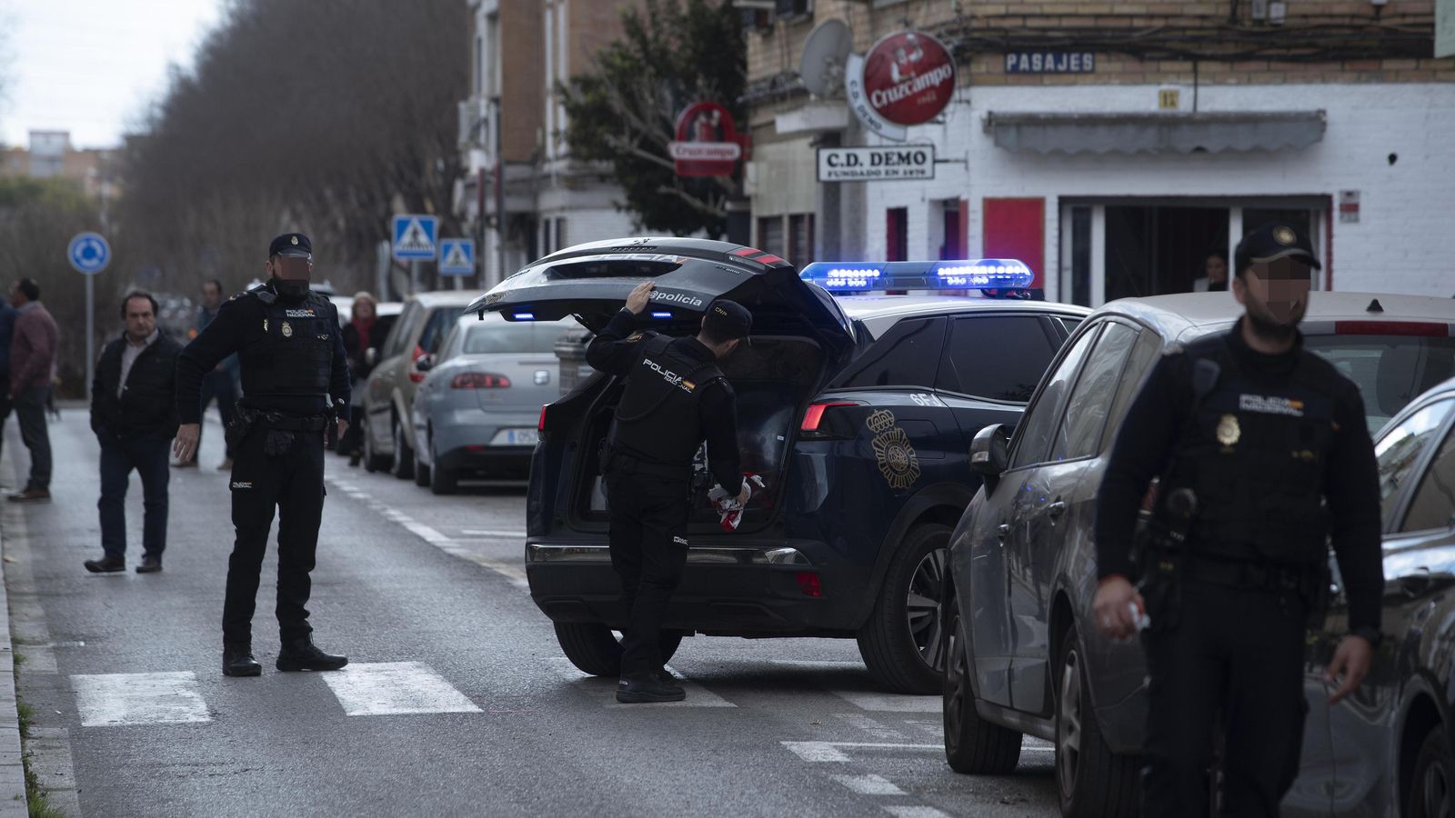 Policías nacionales desplegados en la escena de un homicidio en San Jerónimo, el pasado mes de febrero.