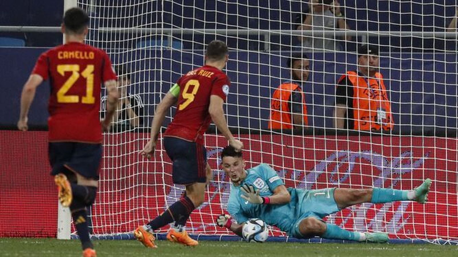 Trafford detiene el penalti al delantero español Abel Ruiz.