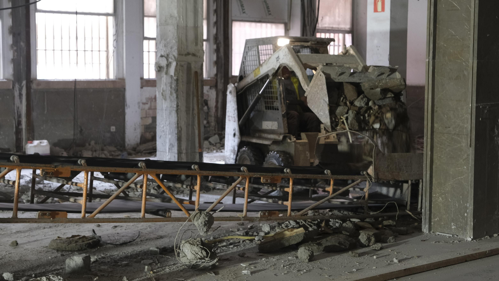 Las mejores imágenes del derribo de la oficina central de Correos en Almería