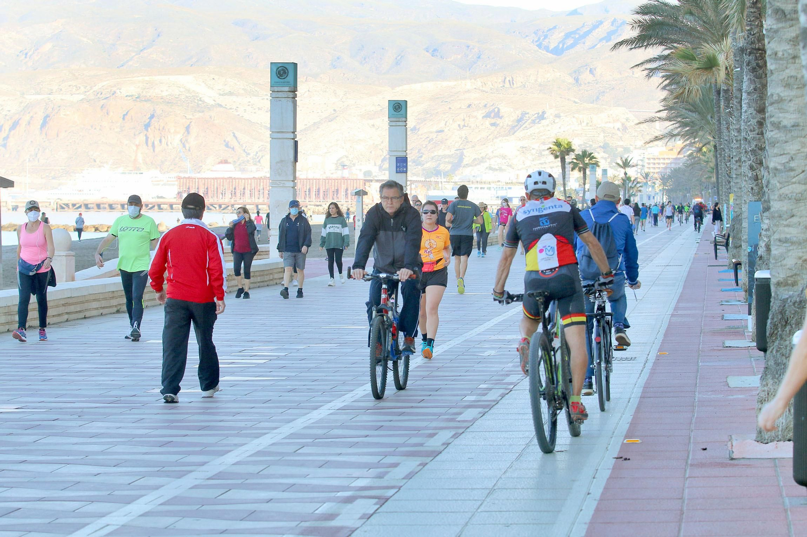 Las imágenes de la afluencia masiva de deportistas al paseo marítimo