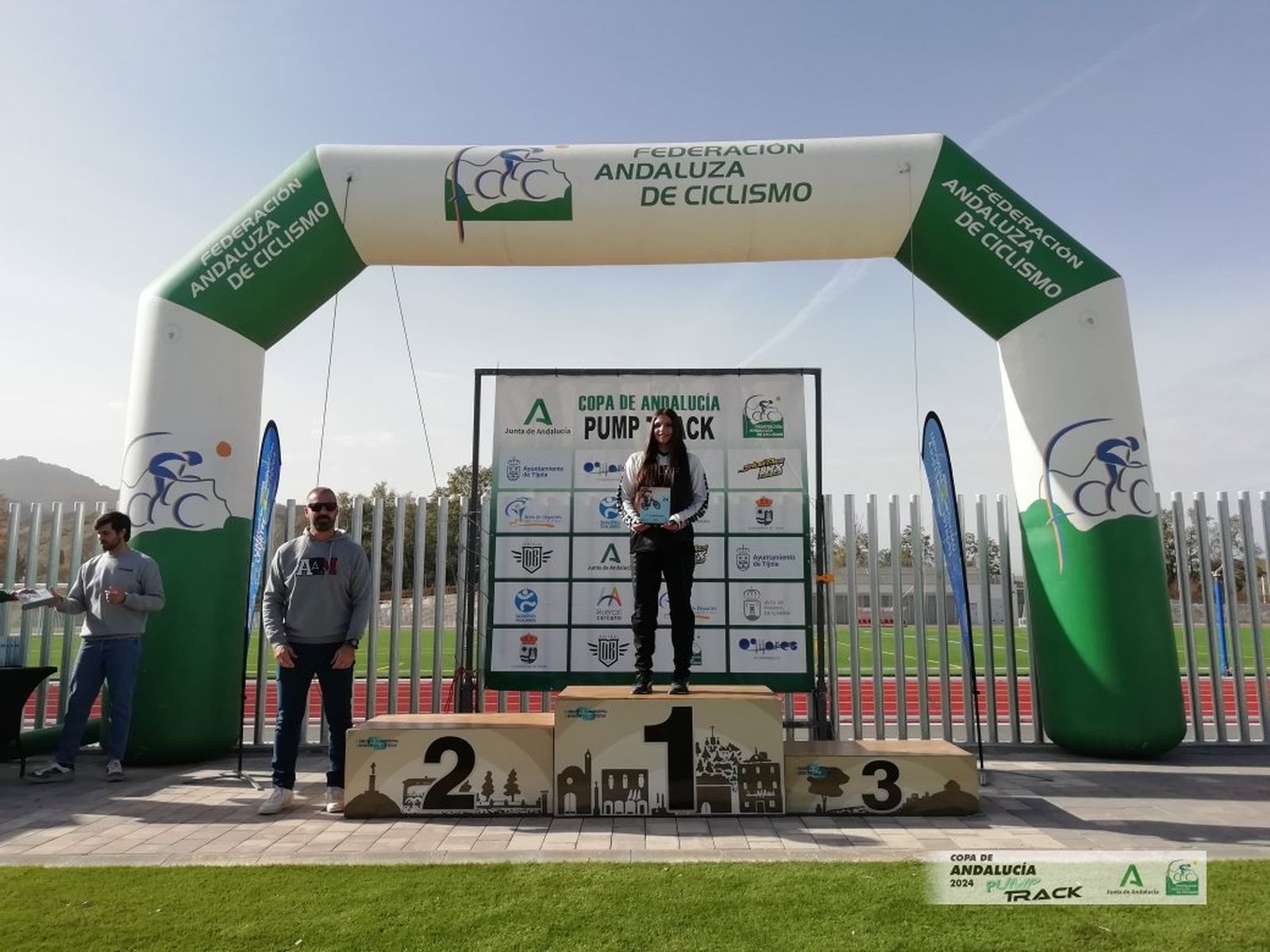 Paula Baena recibe su trofeo en el podio tras ser la ganadora de la prueba en categoría femenina.
