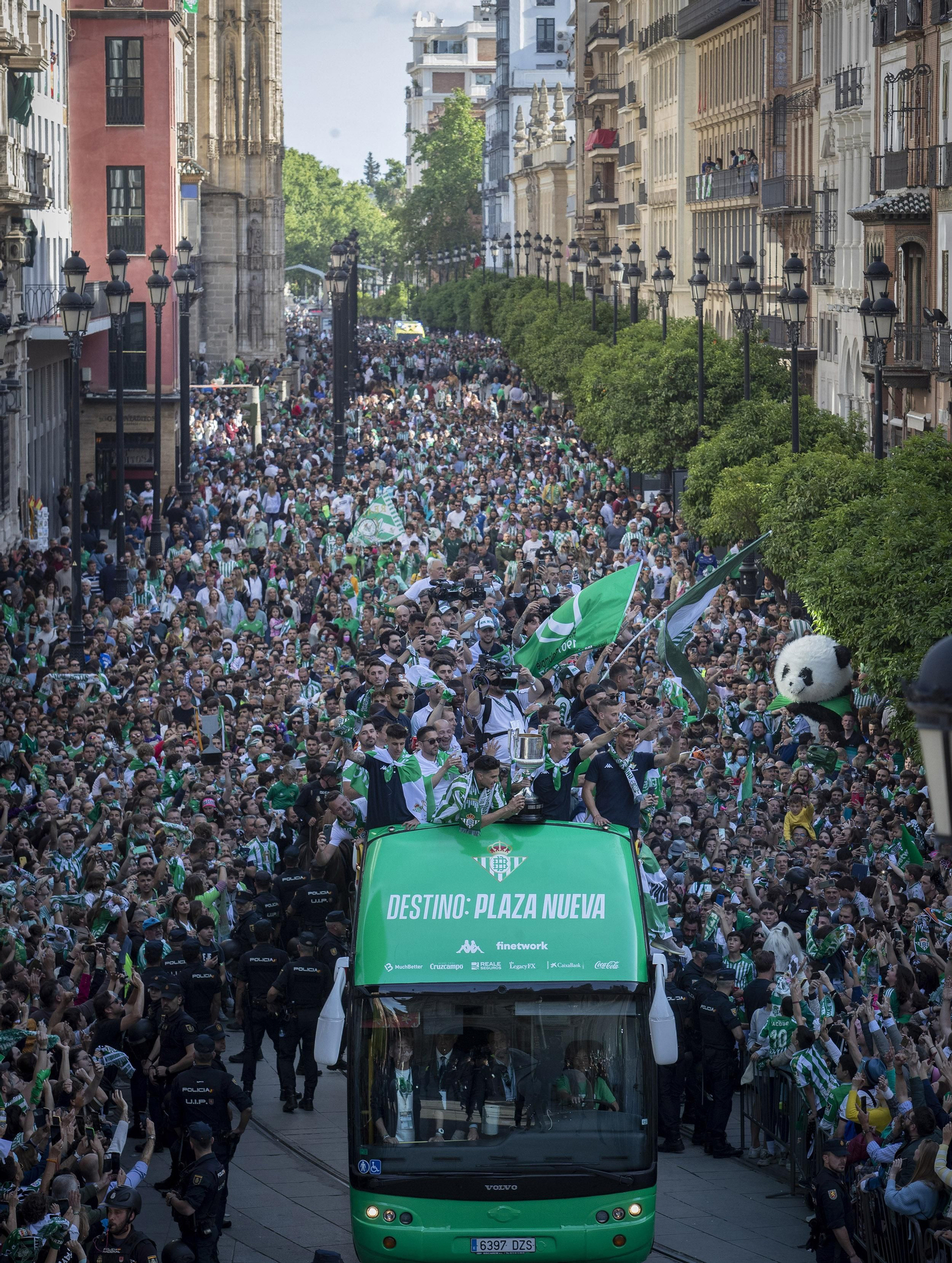Las imágenes de la celebración del Betis por las calles de Sevilla