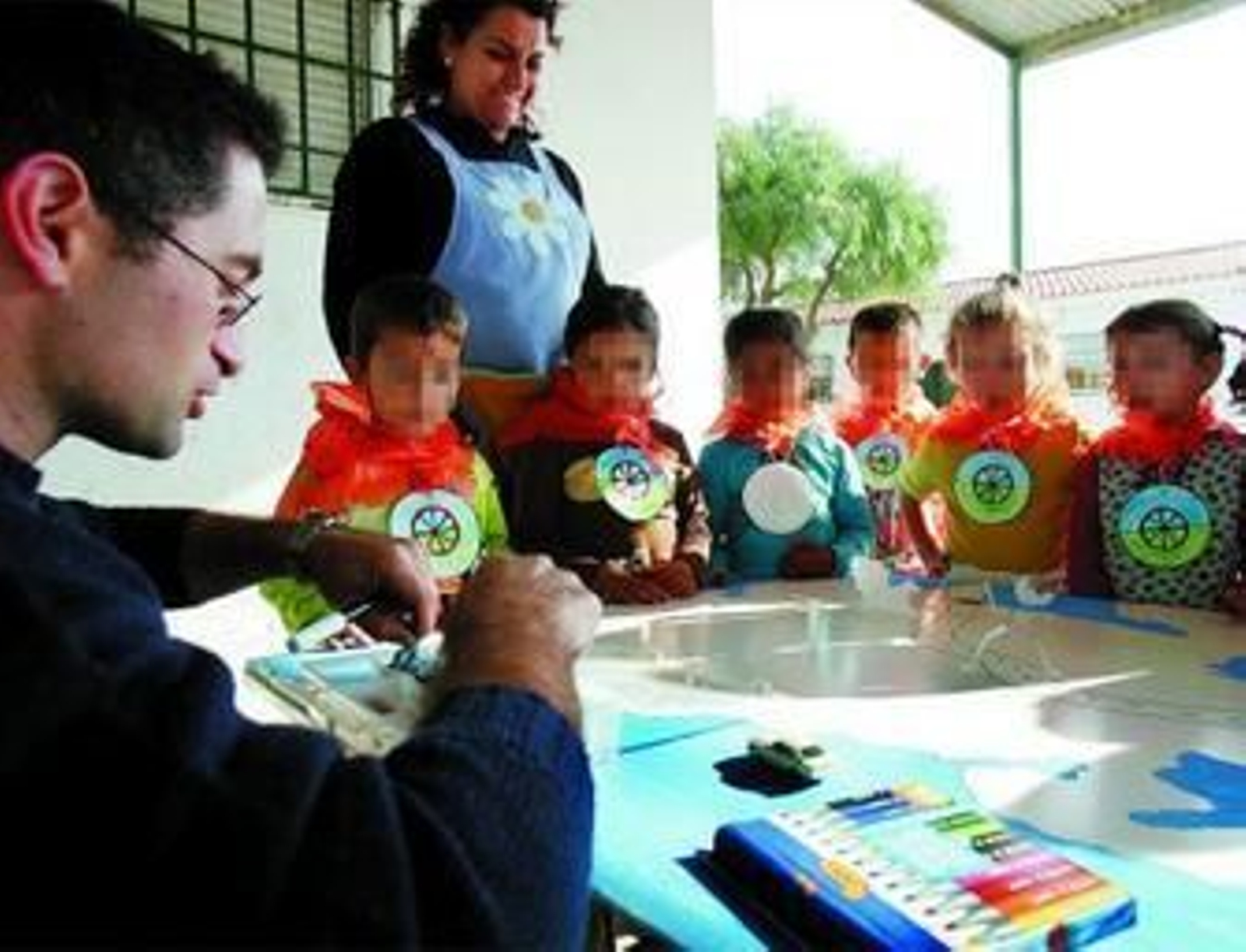Docentes con alumnos del colegio María de la O, que fue asaltado la madrugada del lunes.