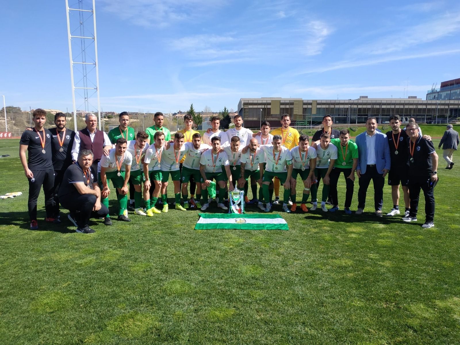 Joaqui posa junto a sus compañeros con las medallas y la copa de subcampeones.