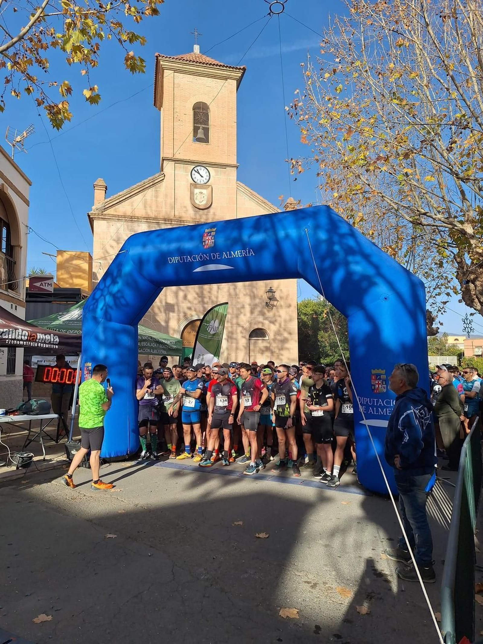 Los corredores preparados para tomar la salida.