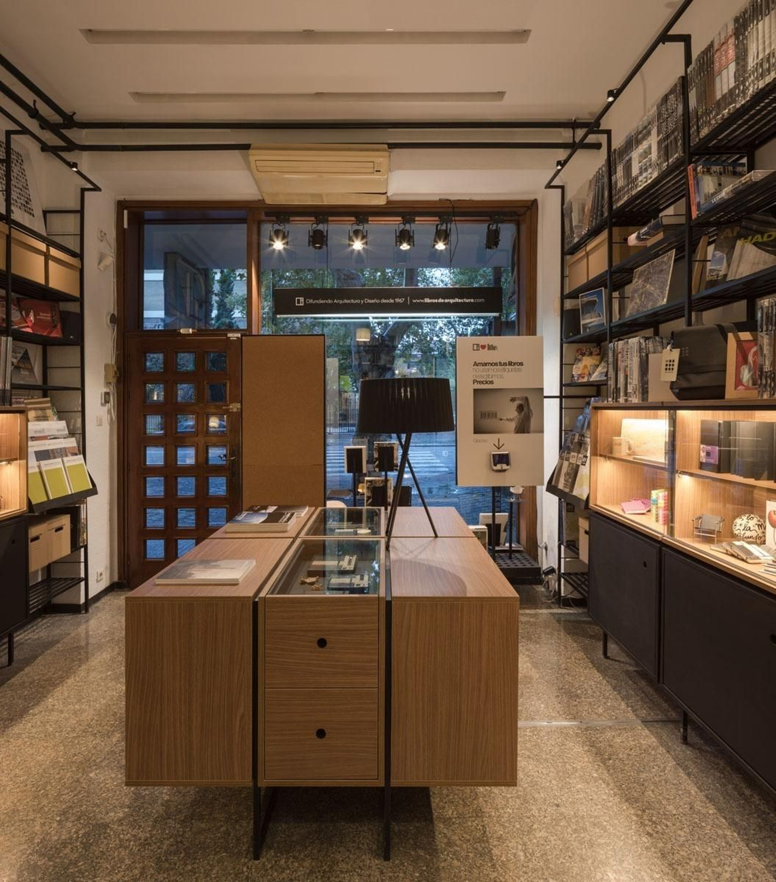 Interior de la librería.