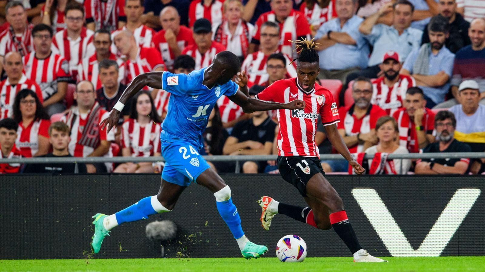 Mendes disputa un balón con Nico Williams
