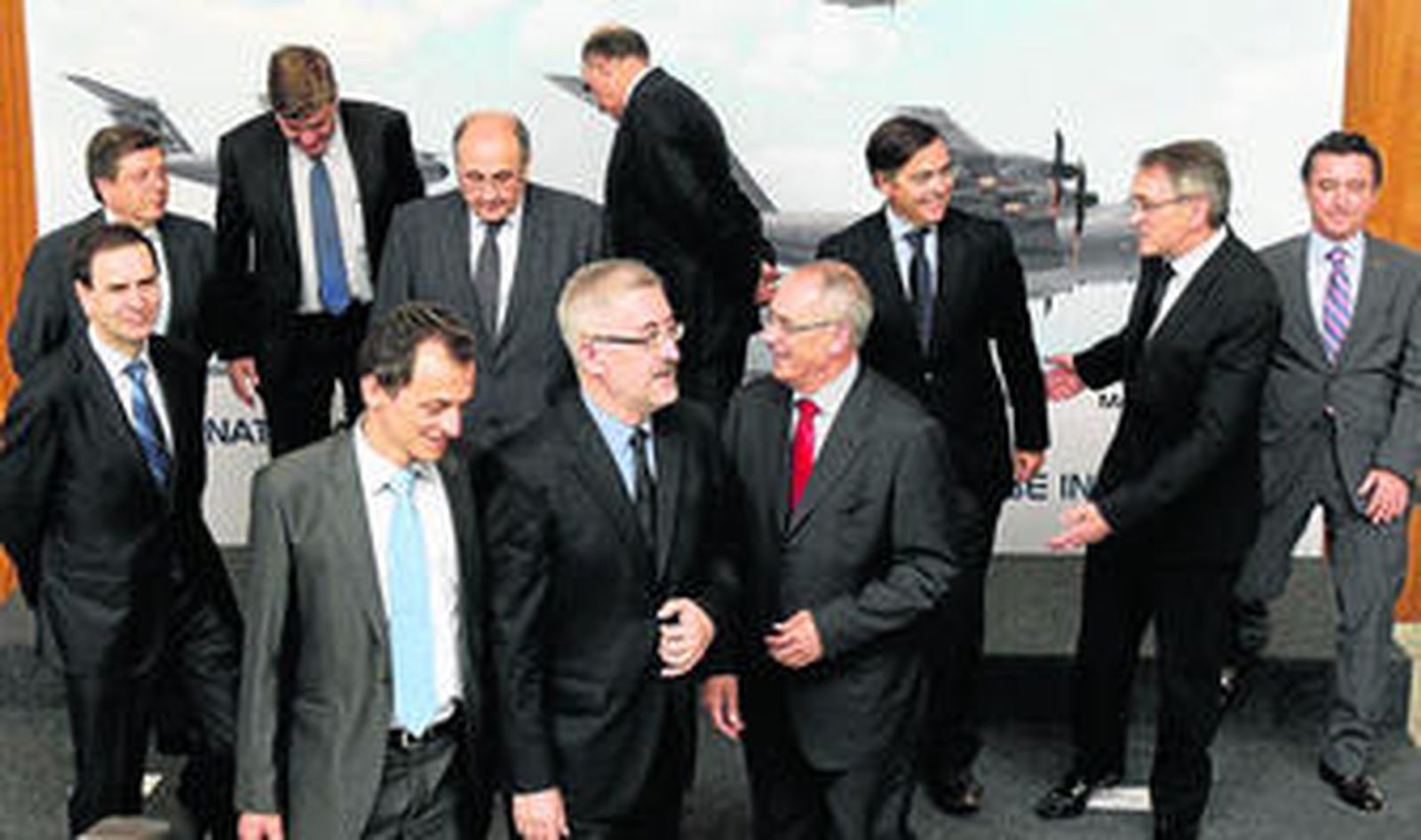 En la fila de atrás: Emiliano Mata (Indra), José Luis Ruiz (Iberia), Jesús García Argüelles (Alestis), Julián García (Tedae), Ignacio Mataix (ITP),  Ginés Clemente (Aciturri), Fernando Doblas (Agencia Espacial Europea). En la delantera: Iñaki López Gandásegui (Aernnova), Pedro Duque  (astronauta), Antonio Ávila (Junta) y Domingo Ureña (Airbus Military), ayer, en la cita de ADM en el centro de empresas de Aerópolis (Sevilla).