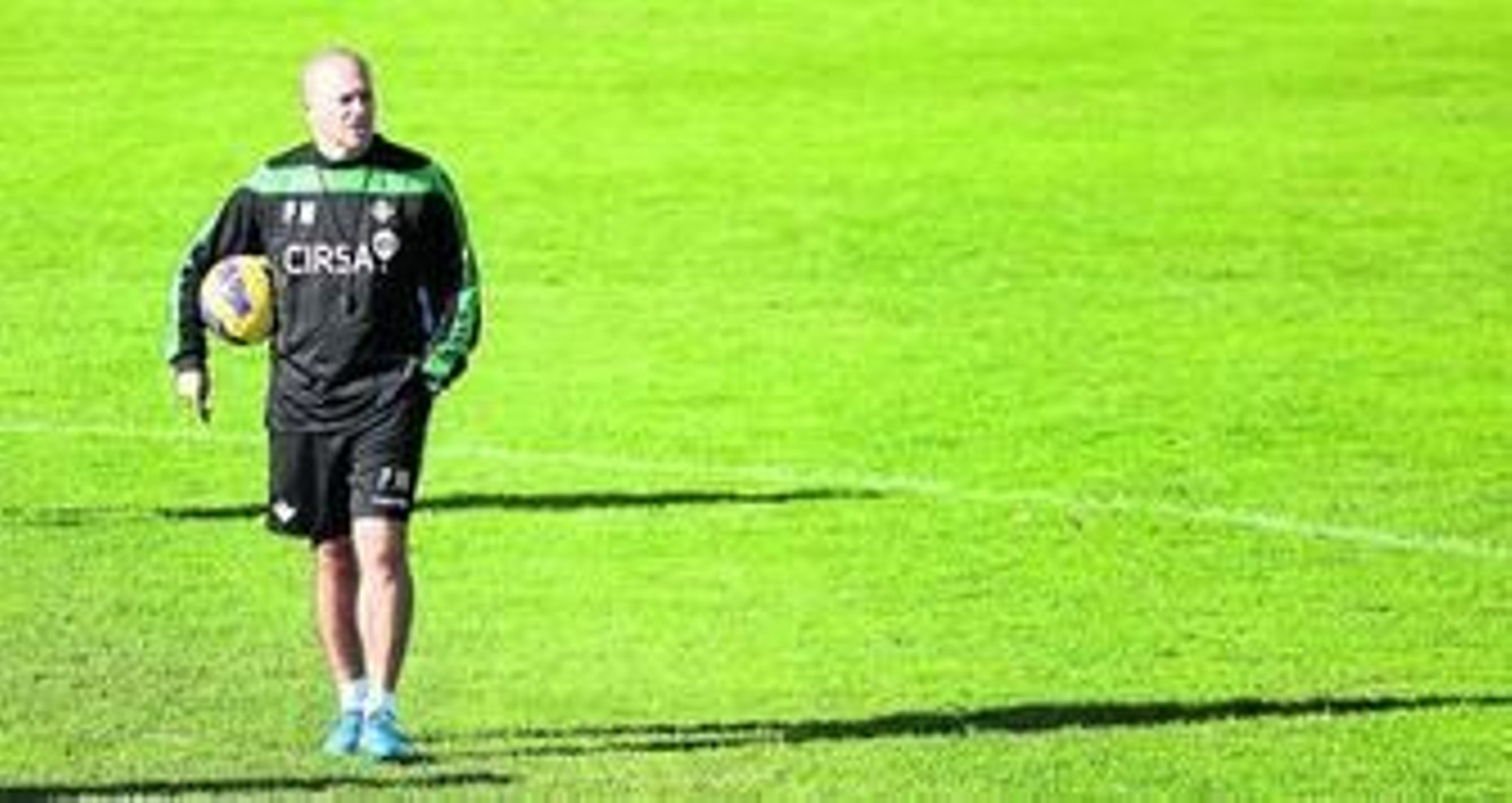 Pepe Mel toma distancia para observar el entrenamiento de sus futbolistas en una soleada mañana en la ciudad deportiva de Los Bermejales.