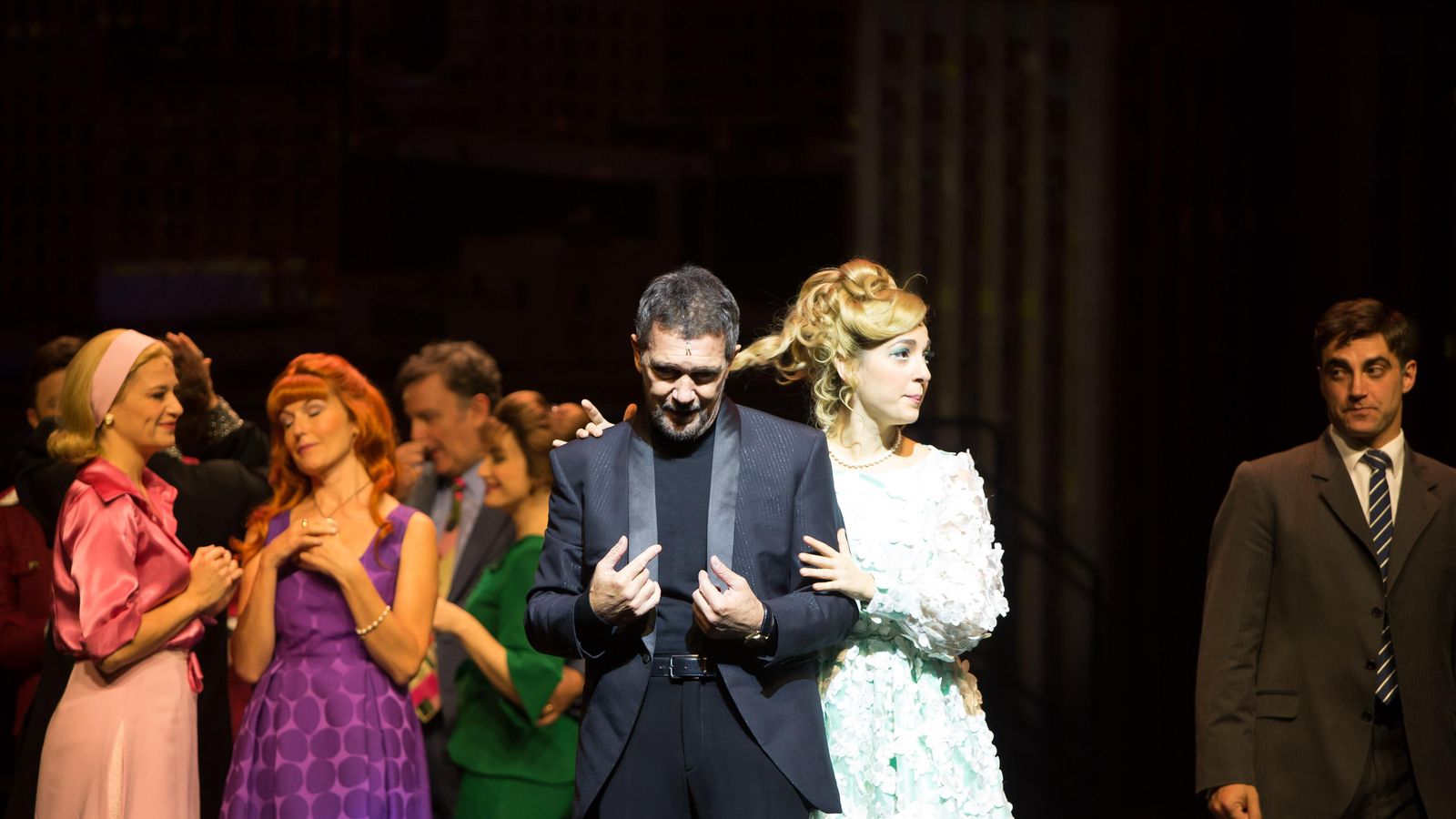 Banderas junto al elenco del musical durante el pase gráfico de 'Company' en el Teatro Albeniz de Madrid.