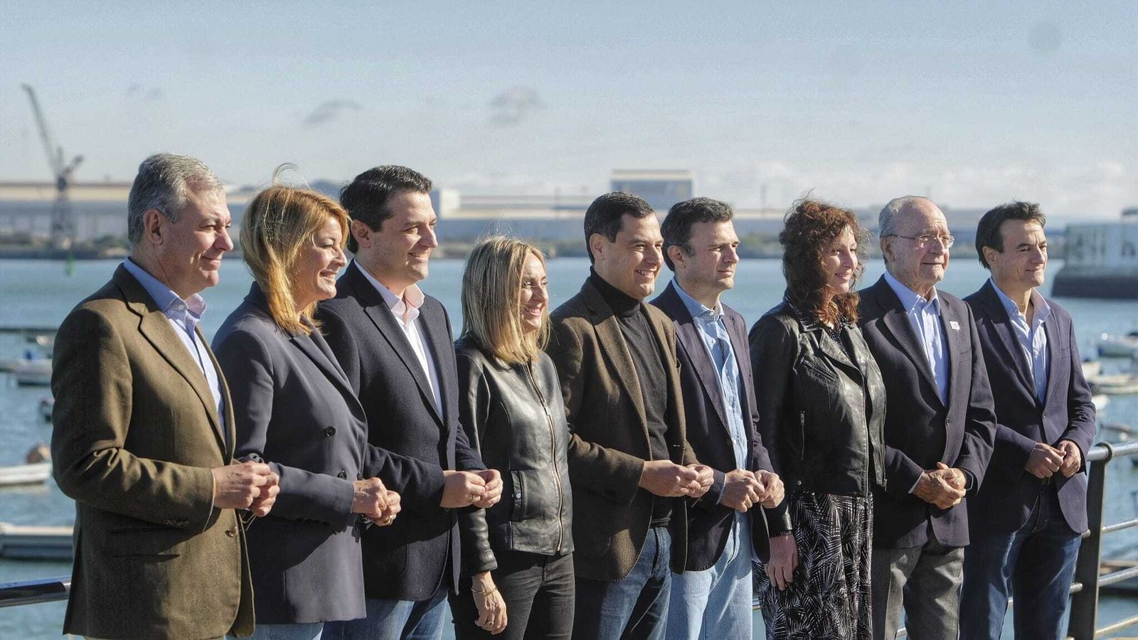 El presidente andaluz del PP y sus candidatos a alcaldes se acercaron antes del acto al Club Náutico Alcázar para hacerse una foto de familia con la Bahía de fondo