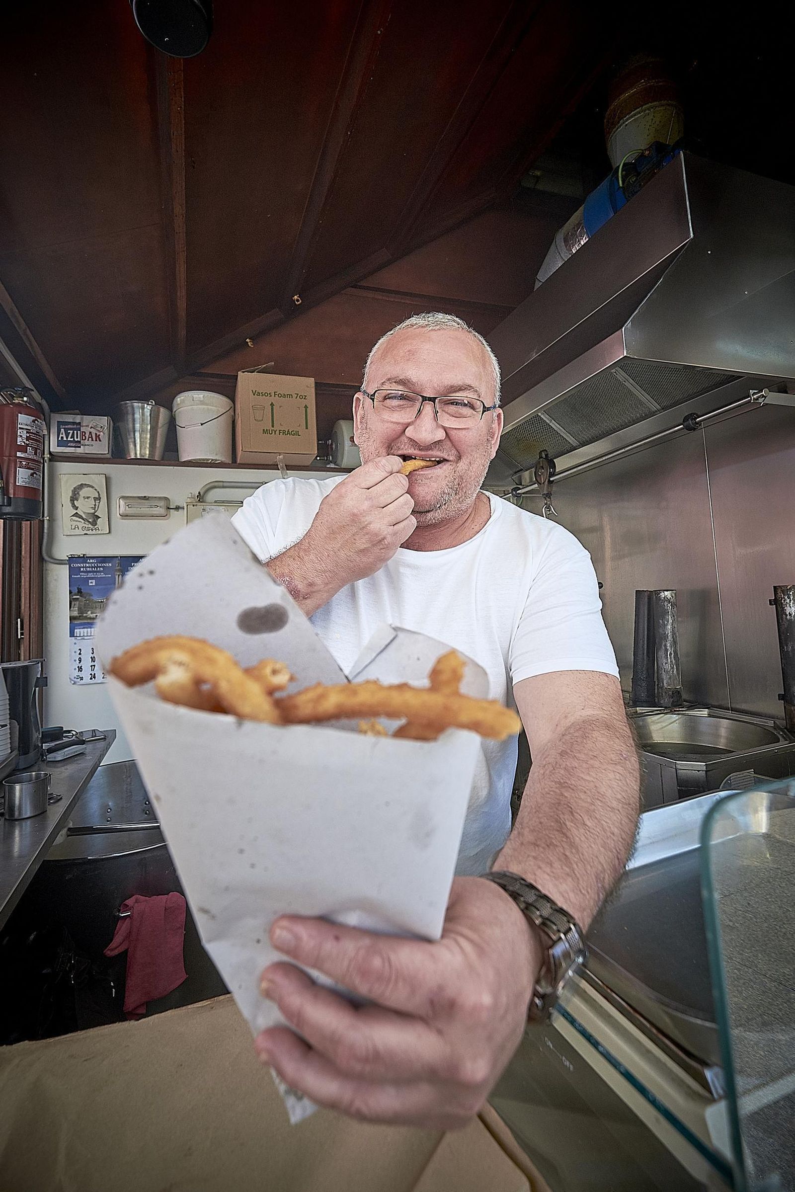 Antonio Luna prueba un churro en su puesto del exterior del Mercado Central.