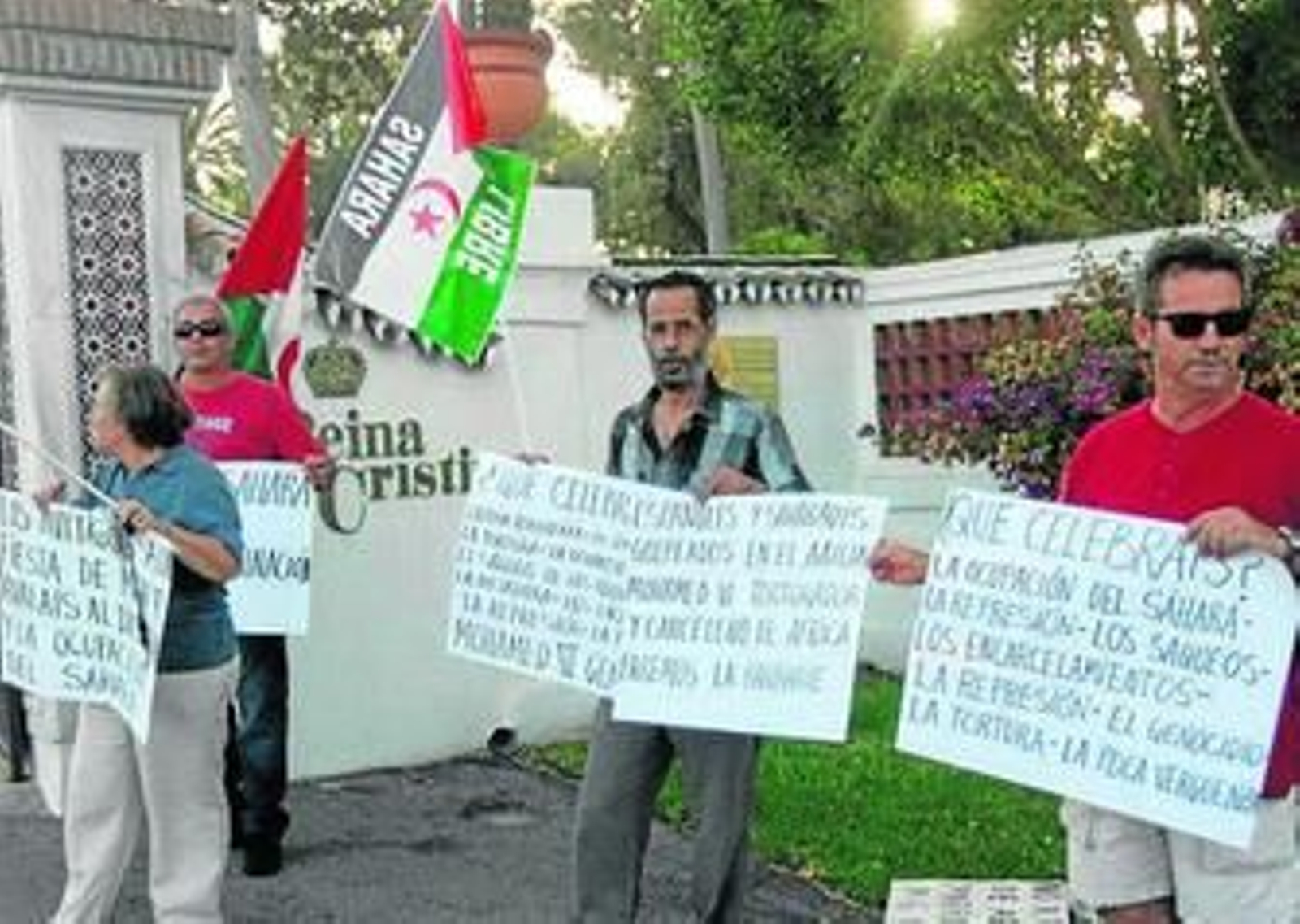 El alcalde de Algeciras, Tomás Herrera, saluda ayer a su llegada a la cena al cónsul marroquí, Sellam Berrada.