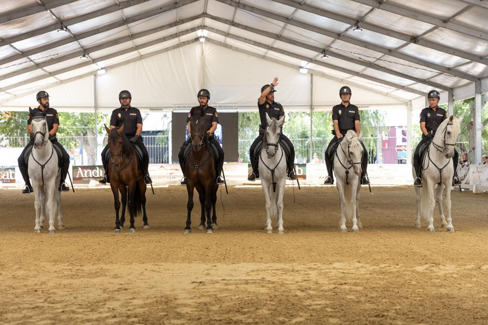 Anducab rinde homenaje a la unidad de caballería de la Policía Nacional