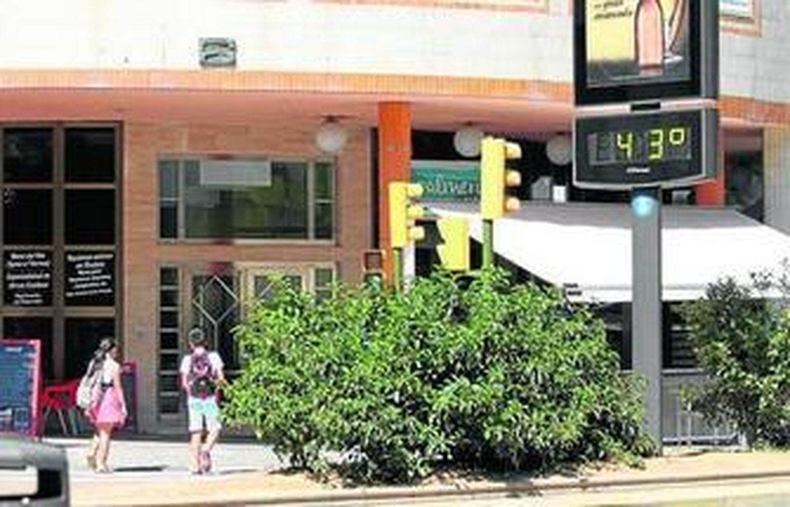 Termómetro de la Plaza Quintero Báez, fotografiado ayer viernes.