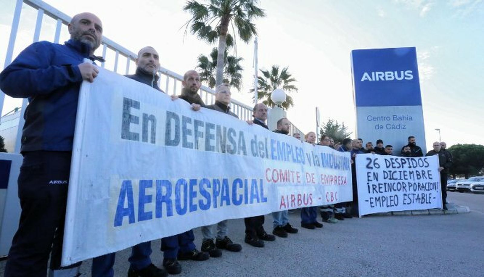 Trabajadores de Airbus, a las puertas de la factoría de El Puerto.