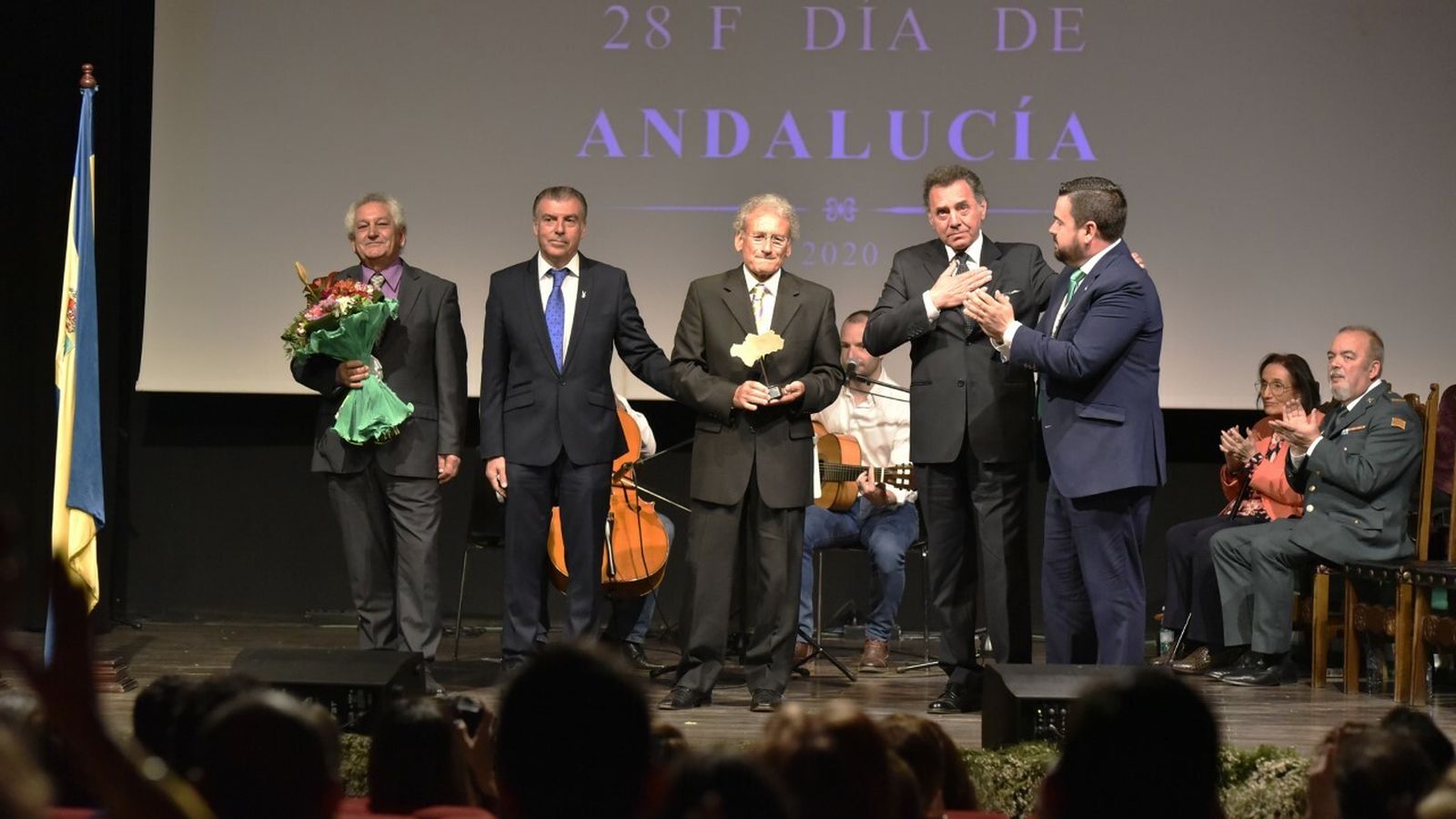 Amigos deGines, durante el reconocimiento de su pueblo por el 28F después de 50 siglos de trayectoria.
